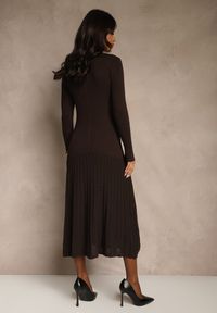 Renee - Brązowa Sweterkowa Sukienka z Wiskozy Ozdobiona Guzikami Zozeria. Okazja: na imprezę, na co dzień. Kolor: brązowy. Materiał: wiskoza. Wzór: aplikacja. Typ sukienki: proste. Styl: casual, elegancki #5