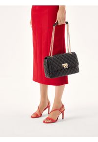 Kazar - Czarna pikowana torebka z łańcuchem. Kolor: czarny. Wzór: gładki. Materiał: skórzane. Styl: casual. Rodzaj torebki: na ramię #9