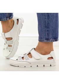Białe przewiewne skórzane półbuty damskie Sergio Leone sp004. Nosek buta: okrągły. Zapięcie: rzepy. Kolor: biały. Materiał: skóra. Szerokość cholewki: normalna. Sezon: wiosna, lato. Styl: klasyczny #1
