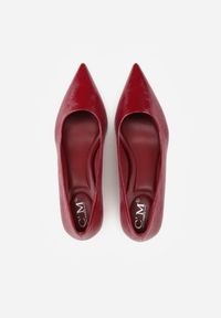 Renee - Bordowe Czółenka na Kaczuszce Rhaepheme. Kolor: czerwony. Obcas: na szpilce. Styl: elegancki. Wysokość obcasa: średni #8