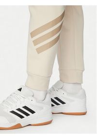 Adidas - adidas Spodnie dresowe Future Icons 3-Stripes KD5206 Beżowy Regular Fit. Kolor: beżowy. Materiał: bawełna #4