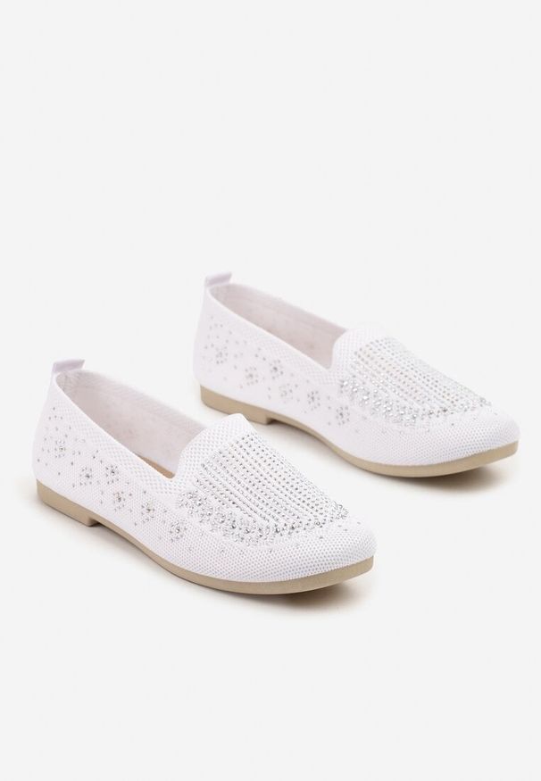 Born2be - Białe Mokasyny Ozdobione Cyrkoniami Desanira. Okazja: na co dzień. Kolor: biały. Materiał: jeans. Wzór: aplikacja. Styl: klasyczny, elegancki, casual