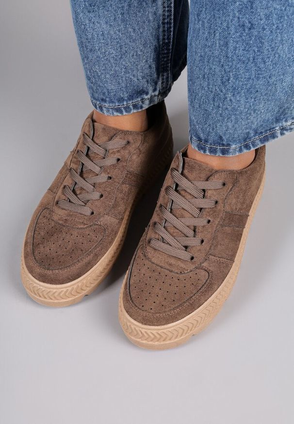 Born2be - Brązowe Sneakersy Vices na Grubej Tłoczonej Podeszwie Alerrive. Okazja: na spacer, na co dzień. Kolor: brązowy. Materiał: dzianina, jeans. Sport: turystyka piesza