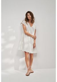 MOODO - Rozkloszowana sukienka z krótkimi rękawami biała. Kolor: biały. Długość rękawa: krótki rękaw