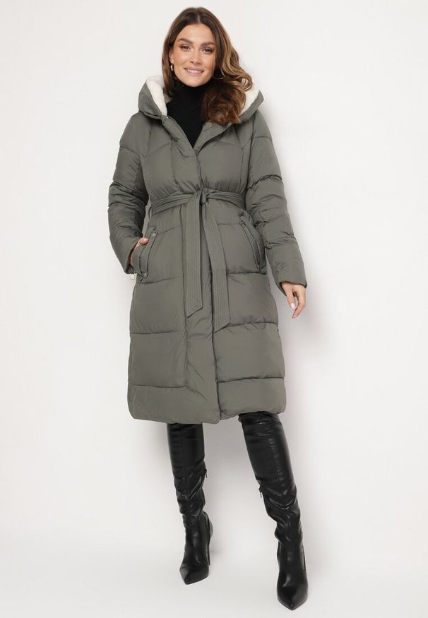 Born2be - Zielona Pikowana Kurtka o Długim Kroju z Kapturem i Wiązanym Paskiem Neandira. Okazja: na co dzień. Typ kołnierza: kaptur. Kolor: zielony. Materiał: jeans, materiał. Długość rękawa: długi rękaw. Długość: długie. Sezon: zima, jesień. Styl: klasyczny, casual, elegancki