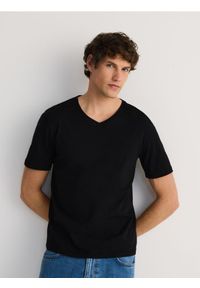 Reserved - T-shirt slim z dekoltem V - czarny. Kolor: czarny. Materiał: dzianina, bawełna