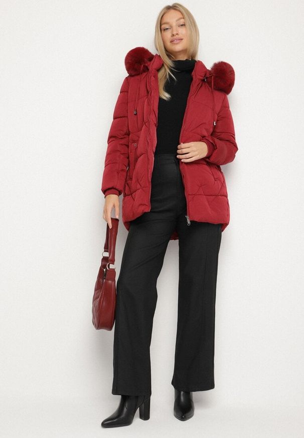 Born2be - Bordowa Pikowana Kurtka z Kapturem z Futerkiem w Klasycznym Stylu Mindrie. Okazja: na spacer, na co dzień. Typ kołnierza: kaptur. Kolor: czerwony. Materiał: futro. Wzór: aplikacja. Styl: klasyczny