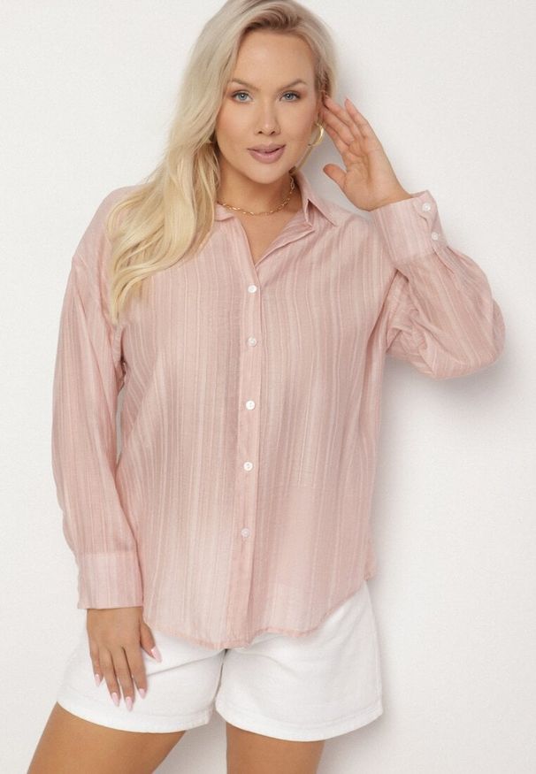 Born2be - Różowa Koszula o Kroju Oversize Dolamana. Okazja: na co dzień. Typ kołnierza: kołnierzyk klasyczny. Kolor: różowy. Materiał: jeans. Długość rękawa: długi rękaw. Długość: długie. Styl: elegancki, klasyczny, casual