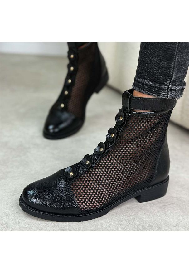 Czarne wiosenne ażurowe botki damskie Jezzi Asa62-130. Okazja: na co dzień. Kolor: czarny. Szerokość cholewki: normalna. Wzór: ażurowy. Materiał: skóra. Sezon: wiosna. Obcas: na obcasie. Styl: casual, elegancki, boho, klasyczny. Wysokość obcasa: niski