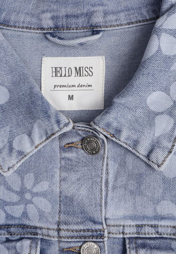 Renee - Niebieska Jeansowa Kurtka Cropped z Bawełną i Wiskozą w Kwiatowy Print Malwira. Okazja: na co dzień. Kolor: niebieski. Materiał: wiskoza, jeans, bawełna. Wzór: nadruk, kwiaty. Sezon: wiosna. Styl: casual