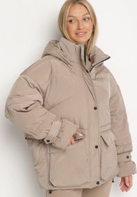 Born2be - Beżowa Pikowana Kurtka Oversize z Kapturem i Paskami przy Rękawach Unitessa. Okazja: na spacer, na co dzień. Typ kołnierza: kaptur. Kolor: beżowy. Materiał: jeans. Wzór: paski. Styl: casual