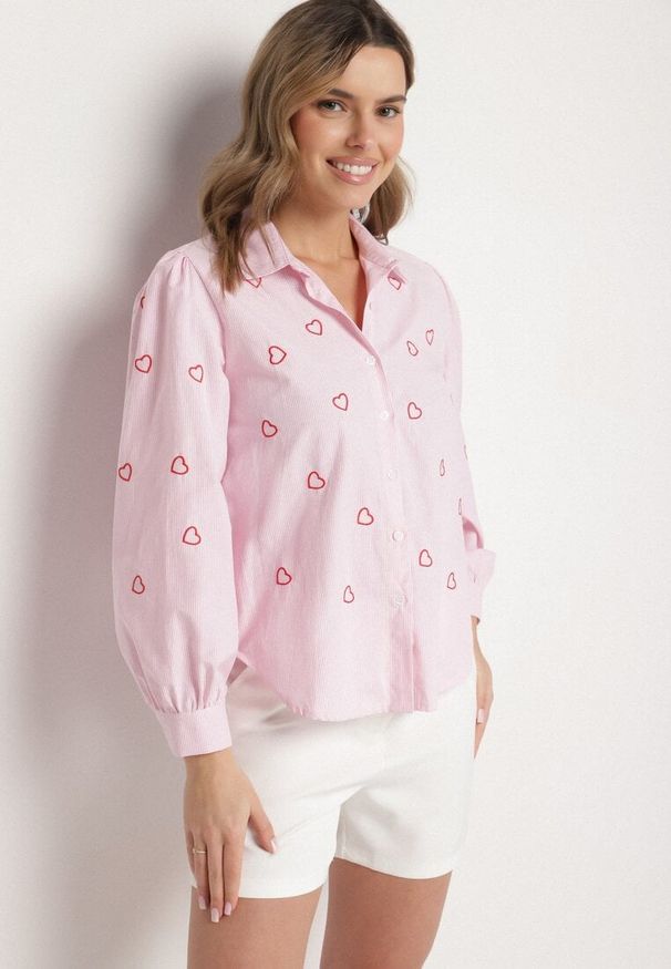 Born2be - Różowa Bawełniana Koszula z Ozdobnym Haftem Doviene. Okazja: na co dzień. Kolor: różowy. Materiał: bawełna. Długość rękawa: długi rękaw. Długość: długie. Wzór: haft. Styl: klasyczny, casual, elegancki