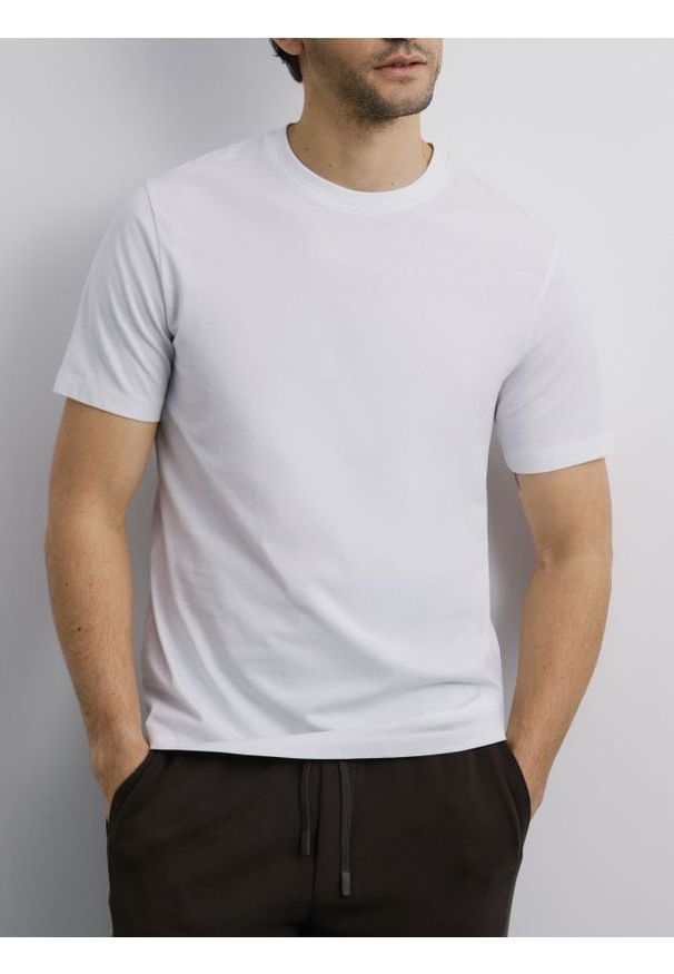 Reserved - Bawełniany t-shirt regular - biały. Kolor: biały. Materiał: bawełna