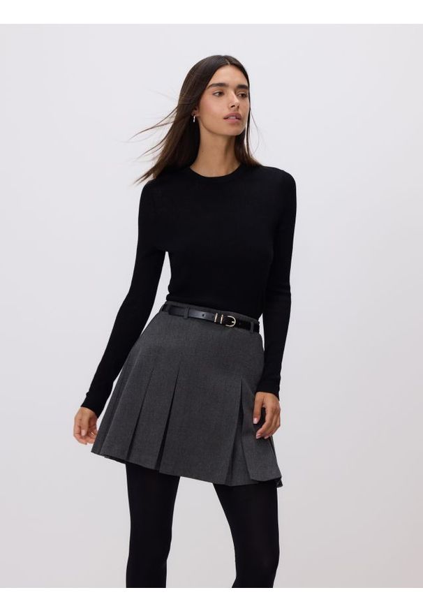 Reserved - Plisowana spódnica z paskiem - ciemnoszary. Kolor: szary. Materiał: tkanina, wiskoza