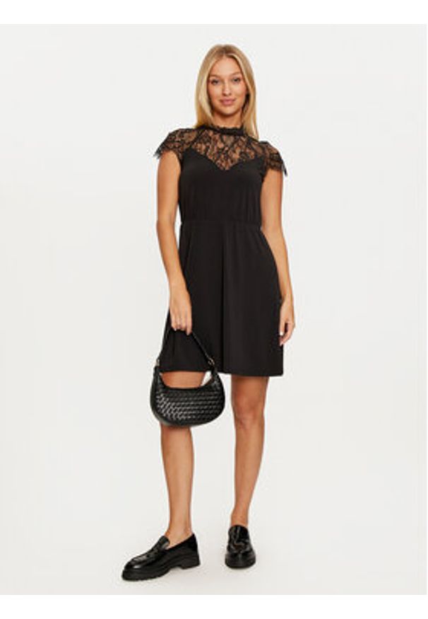 Vero Moda Sukienka koktajlowa Milla 10319974 Czarny Standard Fit. Kolor: czarny. Materiał: syntetyk. Styl: wizytowy
