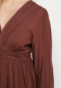 Born2be - Brązowa Rozkloszowana Sukienka z Marszczeniem w Talii i Dekoltem w Serek Salindea. Okazja: na co dzień. Typ kołnierza: dekolt w serek. Kolekcja: plus size. Kolor: brązowy. Długość rękawa: długi rękaw. Typ sukienki: dla puszystych. Styl: casual, elegancki #6