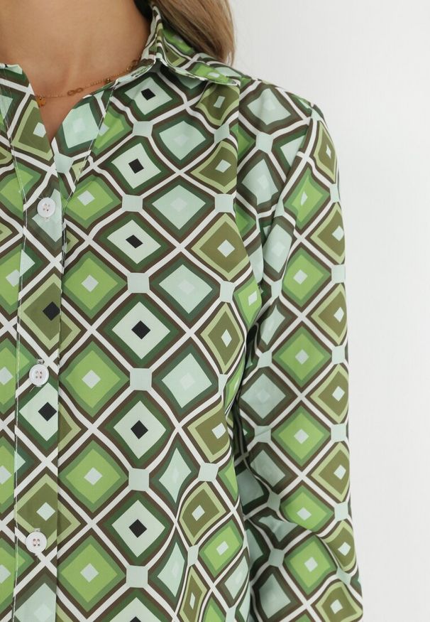 Born2be - Jasnozielona Koszula na Guziki z Geometrycznym Wzorem Ieawe. Typ kołnierza: kołnierzyk klasyczny. Kolor: zielony. Materiał: jeans. Długość rękawa: długi rękaw. Długość: długie. Wzór: geometria. Styl: klasyczny