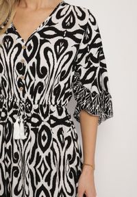 Born2be - Czarna Sukienka Bawełniana w Ornamentalny Wzór z Gumką w Talii Orrielle. Okazja: na co dzień. Typ kołnierza: dekolt w serek. Kolor: czarny. Materiał: bawełna. Typ sukienki: sportowe. Styl: casual, sportowy #6