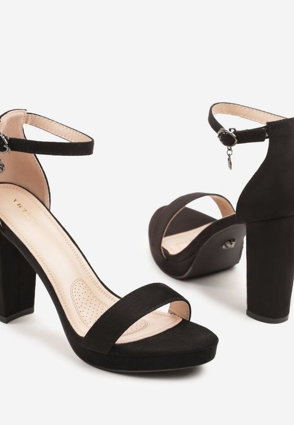 Renee - Czarne Sandały Vices na Platformie i Słupku Taeli. Okazja: na co dzień. Zapięcie: sprzączka. Kolor: czarny. Obcas: na platformie. Styl: elegancki, casual, klasyczny. Wysokość obcasa: średni