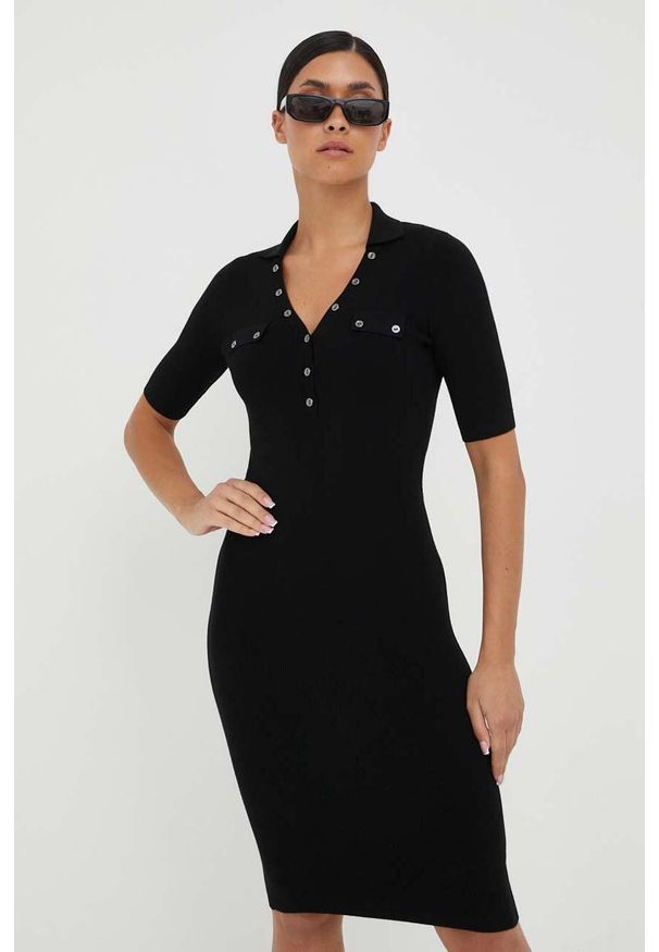 Guess sukienka kolor czarny mini dopasowana. Kolor: czarny. Materiał: dzianina. Długość rękawa: krótki rękaw. Wzór: gładki. Typ sukienki: dopasowane. Długość: mini