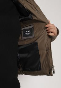 Born2be - Brązowa Pikowana Krótka Kurtka z Nieodpinanym Kapturem i Ozdobnymi Tasiemkami Mevannia. Okazja: na co dzień. Kolor: brązowy. Materiał: jeans. Długość: krótkie. Styl: casual #3