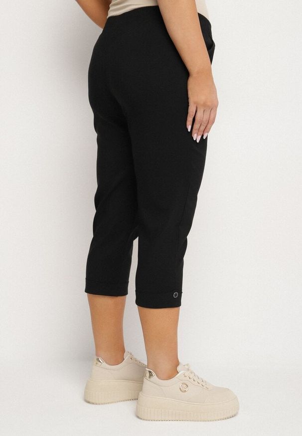 Born2be - Czarne Spodnie z Wiskozą i Ozdobnymi Guzikami Lireza. Okazja: na co dzień. Kolor: czarny. Materiał: wiskoza. Styl: casual, klasyczny