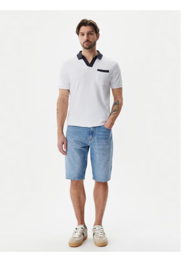 Guess Polo F5GP01 KC5Y1 Biały Regular Fit. Typ kołnierza: polo. Kolor: biały. Materiał: bawełna
