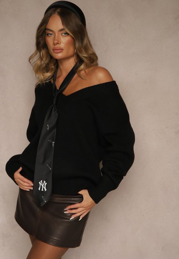Renee - Czarny Sweter z Kaszmirem i Trójkątnym Dekoltem Plenne. Kolor: czarny. Materiał: kaszmir. Styl: klasyczny