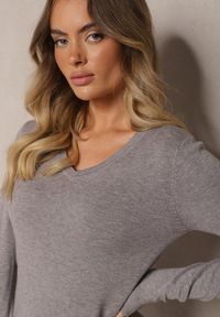 Renee - Szary Sweter z Dodatkiem Kaszmiru i Wełny o Trójkątnym Dekolcie Vainara. Okazja: na co dzień. Kolor: szary. Materiał: wełna, kaszmir. Długość rękawa: długi rękaw. Długość: długie. Styl: casual, elegancki #5