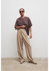 Marsala - Eleganckie spodnie z zakładkami w kolorze STONE BEIGE - DERRY-L/XL. Okazja: na co dzień. Materiał: guma, materiał. Wzór: gładki. Styl: elegancki