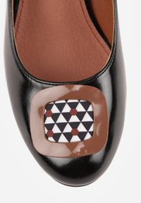 Born2be - Czarne Czółenka Vices w Stylu Retro ze Skórzaną Wkładką i Kolorową Aplikacją Vodvira. Okazja: na co dzień, na spotkanie biznesowe, do pracy. Kolor: czarny. Materiał: skóra. Wzór: aplikacja, kolorowy. Obcas: na słupku. Styl: retro #7