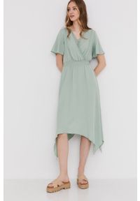 Answear Lab Sukienka kolor zielony midi rozkloszowana. Kolor: turkusowy. Materiał: tkanina. Długość rękawa: krótki rękaw. Wzór: gładki, haft. Typ sukienki: asymetryczne, rozkloszowane. Styl: wakacyjny. Długość: midi #1