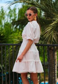 Renee - Biała Sukienka Mini z Gumkami w Talii z Krótkim Rękawem i Koronką Jelina. Kolor: biały. Materiał: koronka. Długość rękawa: krótki rękaw. Wzór: koronka. Długość: mini