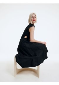 Reserved - Bawełniana sukienka midi - czarny. Kolor: czarny. Materiał: bawełna. Długość: midi #1