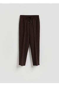 Reserved - Spodnie z kantem - ciemnobrązowy. Kolor: brązowy. Materiał: wiskoza, tkanina