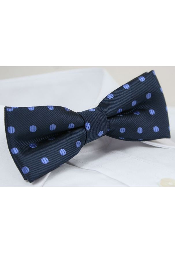 Elegancka Mucha Męska - Alties - Granat w Fioletowe Grochy. Kolor: niebieski. Wzór: grochy. Styl: elegancki