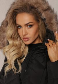 Renee - Czarna Kurtka do Kolan Pikowana z Kapturem Vasusa. Okazja: na co dzień. Typ kołnierza: kaptur. Kolor: czarny. Materiał: jeans, futro. Długość rękawa: długi rękaw. Długość: do kolan. Sezon: zima. Styl: casual, elegancki #3