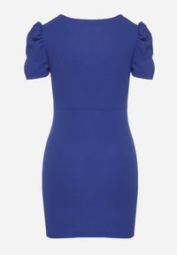 Born2be - Niebieska Dopasowana Sukienka z Kopertowym Dekoltem Hallimea. Okazja: na imprezę. Typ kołnierza: dekolt kopertowy. Kolor: niebieski. Wzór: aplikacja. Typ sukienki: kopertowe. Styl: klasyczny, elegancki #7