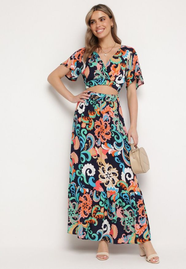 Born2be - Granatowy Komplet Krótka Bluzka z Kopertowym Dekoltem Spódnica z Gumką w Pasie Binesta. Kolor: niebieski. Materiał: materiał, jeans