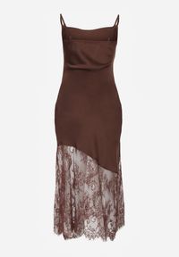 Renee - Brązowa Satynowa Sukienka o Asymetrycznym Kroju z Koronkowym Dołem Mellea. Kolor: brązowy. Materiał: satyna, koronka. Długość rękawa: na ramiączkach. Wzór: koronka. Typ sukienki: asymetryczne. Styl: elegancki #3