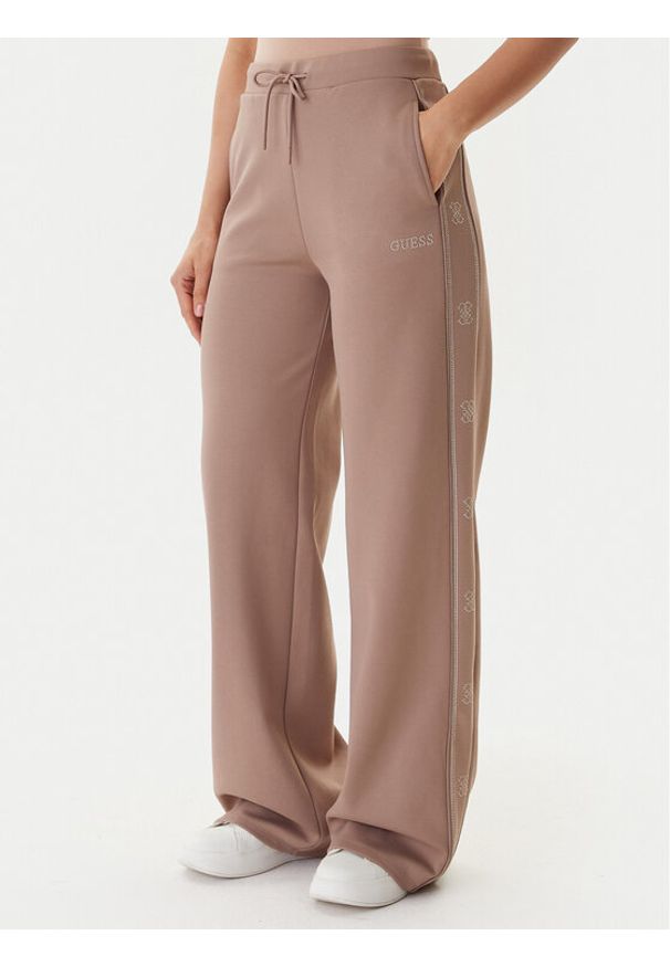 Guess Spodnie dresowe V5BB12 KCX22 Beżowy Wide Leg. Kolor: beżowy. Materiał: syntetyk
