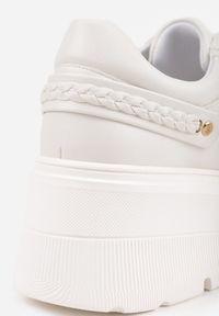 Renee - Białe Sneakersy Vices na Platformie Ozdobione Metaliczną Aplikacją Tatellia. Okazja: na co dzień. Kolor: biały. Materiał: jeans. Wzór: aplikacja. Obcas: na platformie #6