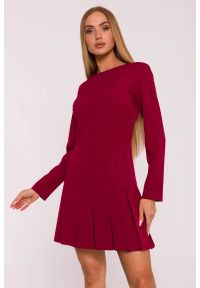 MOE - Elegancka krótka sukienka trapezowa z kontrafałdami bordowa. Okazja: do pracy, na spotkanie biznesowe. Typ kołnierza: dekolt w łódkę. Kolor: niebieski, czerwony, brązowy. Materiał: tkanina, poliester. Wzór: gładki. Typ sukienki: trapezowe. Styl: elegancki. Długość: mini #1
