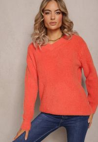 Renee - Pomarańczowy Sweter z Puchatej Dzianiny z Dekoltem V Phimys. Kolor: pomarańczowy. Materiał: dzianina. Sezon: jesień, zima #1