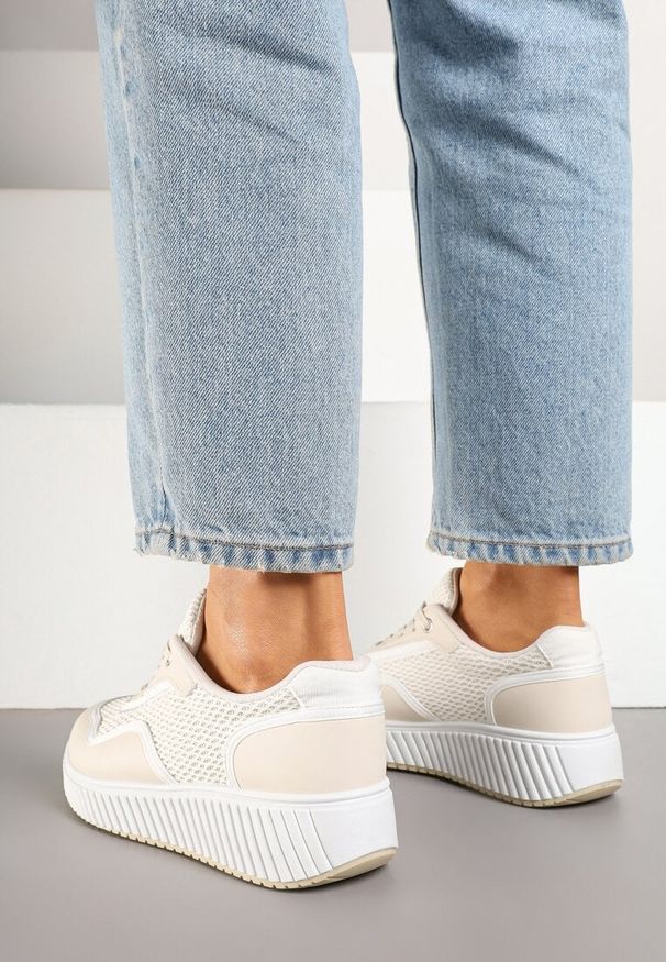 Renee - Beżowo-Białe Sneakersy na Tłoczonej Platformie Wilaria. Okazja: na co dzień. Kolor: beżowy. Materiał: jeans. Obcas: na platformie