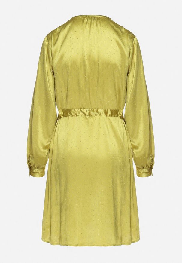 Born2be - Zielona Satynowa Sukienka Koszulowa z Paskiem i Cyrkoniami Poledia. Okazja: na imprezę. Kolor: zielony. Materiał: satyna. Wzór: aplikacja. Typ sukienki: koszulowe