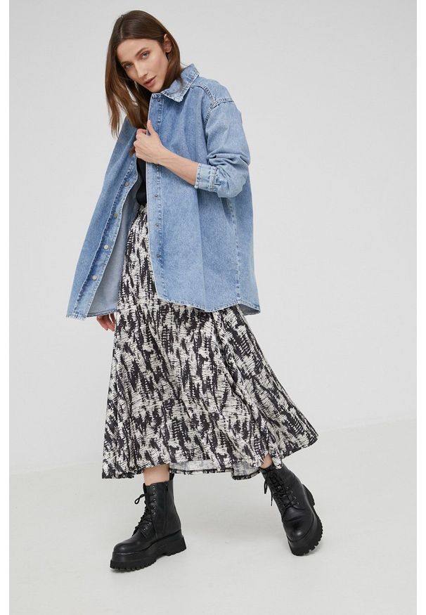 Answear Lab koszula jeansowa damska relaxed z kołnierzykiem klasycznym. Typ kołnierza: kołnierzyk klasyczny. Kolor: niebieski. Materiał: jeans. Długość rękawa: długi rękaw. Długość: długie. Styl: wakacyjny, klasyczny