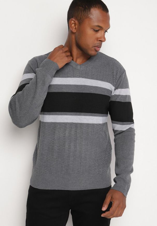 Born2be - Ciemnoszary Sweter z Wełną Ozdobiony Paskami Zanettie. Okazja: na co dzień. Typ kołnierza: dekolt w serek. Kolor: szary. Materiał: wełna. Długość rękawa: długi rękaw. Długość: długie. Wzór: aplikacja. Styl: klasyczny, casual, elegancki