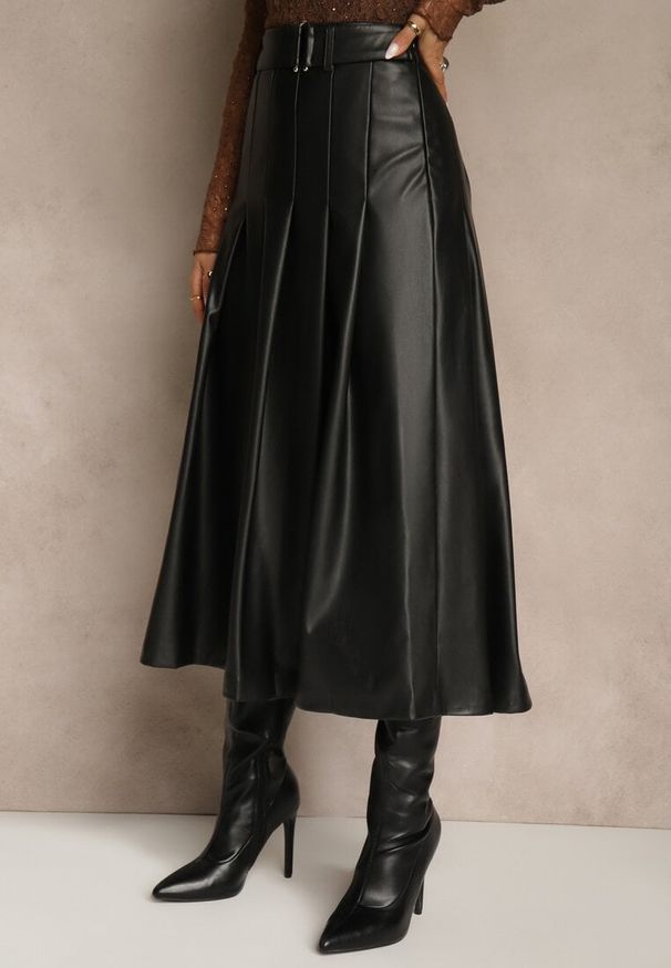 Renee - Czarna Plisowana Spódnica z Imitacji Skóry o Rozkloszowanym Kroju Tusdera. Okazja: na co dzień. Kolor: czarny. Materiał: skóra. Styl: elegancki, casual