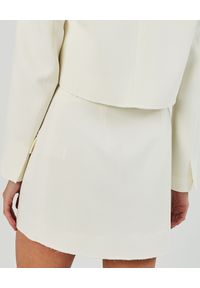 MARLU - Biała spódnica z zakładką Berno. Kolor: biały. Materiał: wiskoza, elastan, materiał. Długość: długie. Styl: elegancki #4